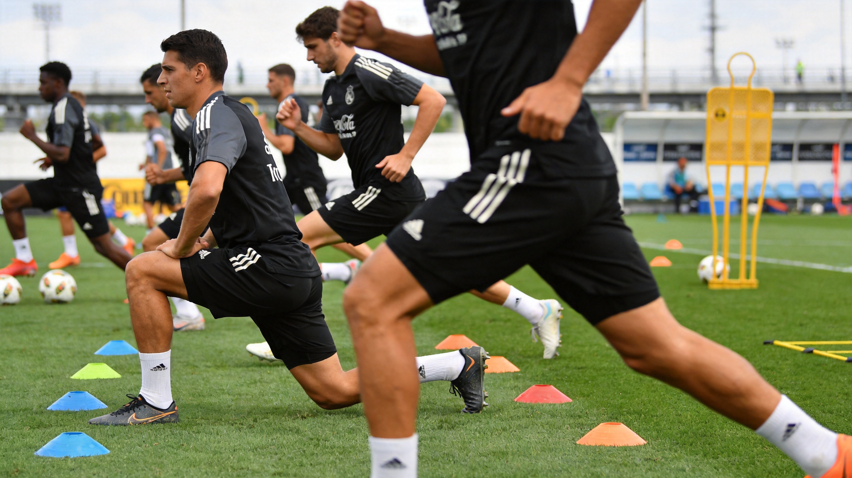 足球球队在训练场进行体能和战术训练的画面